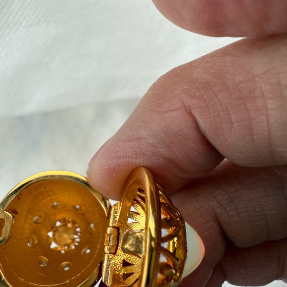 Gold and White Necklace with Intricate Design - Picture 5 of 7